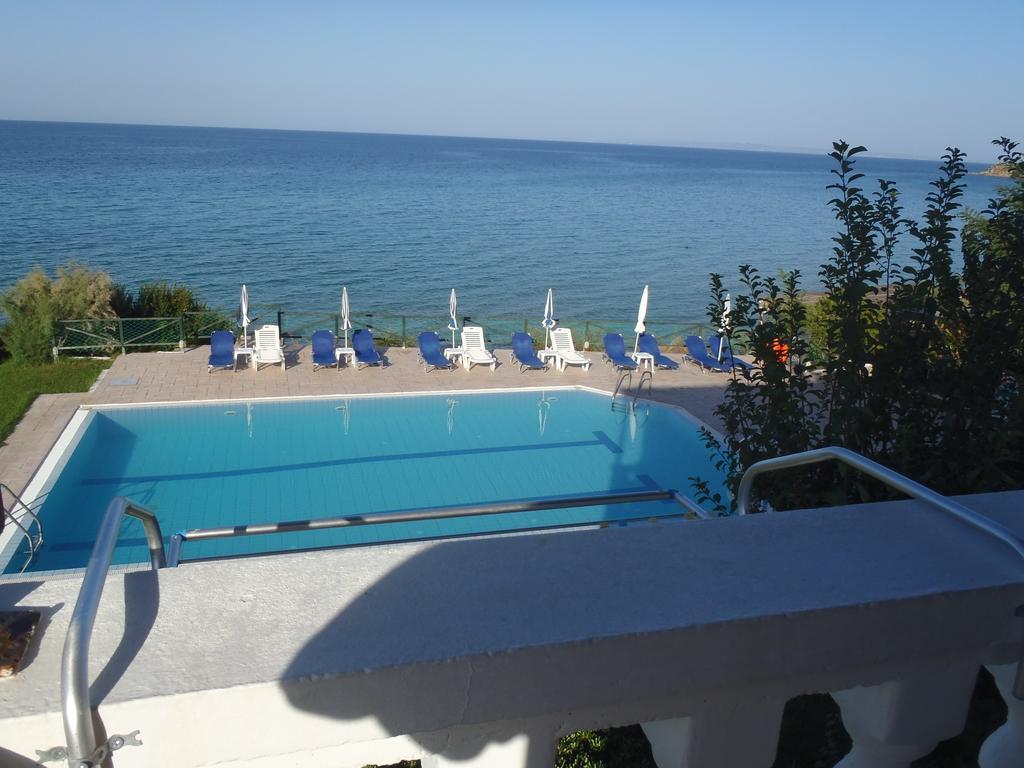 Loukas Apartments On The Waves Tragaki Quarto foto