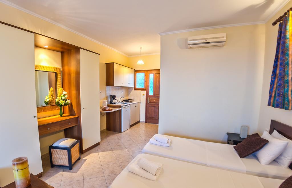 Loukas Apartments On The Waves Tragaki Quarto foto